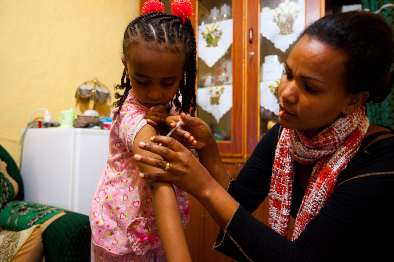 Obrázok:  Saba Samuel a jej matka. Saba žije v Etiópii a má cukrovku 1. typu.